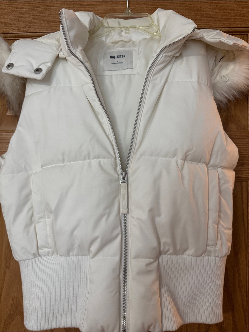 Hollister White Quilted Puffer Vest with removable Faux Fur Hood Trim, M